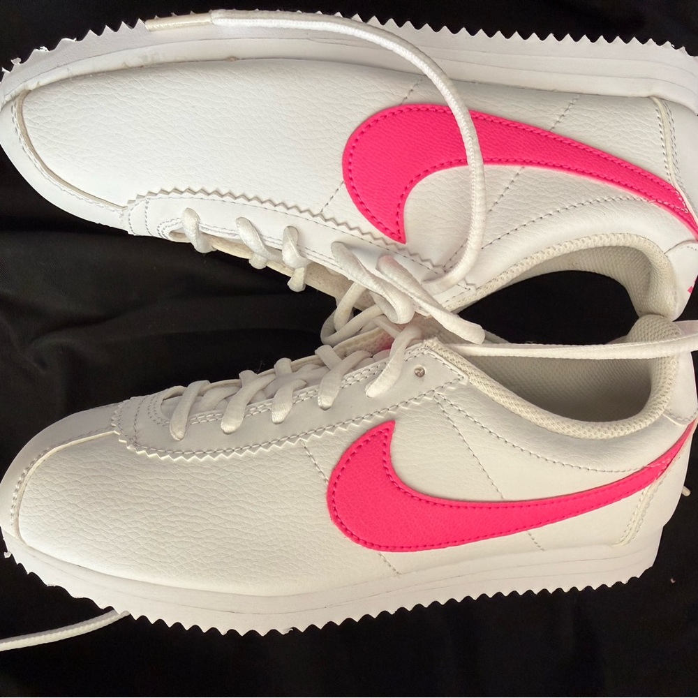 Nike White and Pink Sneakers - Picture 6 of 10